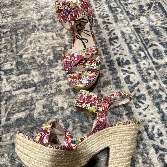 Rebels Red and Pink platform Sandals with Floral Design size 11 - Picture 3 of 7